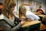 Skoleelever med mobiltelefon