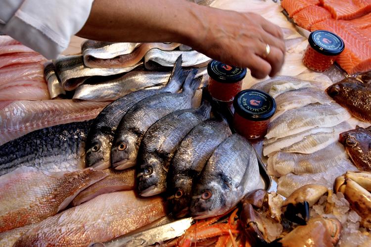 Spisefisk ender ikke altid hos fiskehandleren. Er fiskerbådene for længe på havet og kølesystemerne for dårlige, så bliver fisken fordærvet. 
