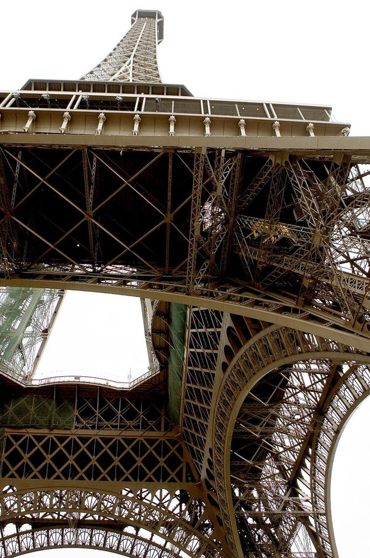 Slagtøjsinstrument. Den amerikanske komponist Joseph Bertolozzi vil skabe musik ved at slå løs på Eiffeltårnet i Paris. 