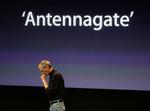 Forsvarsposition. Applebossen Steve Jobs mødte i dag pressen i Californien for at redegøre for antenneproblemet med den nye iPhone 4. 