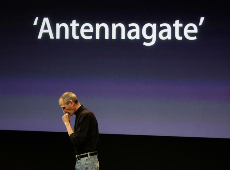 Forsvarsposition. Applebossen Steve Jobs mødte i dag pressen i Californien for at redegøre for antenneproblemet med den nye iPhone 4. 