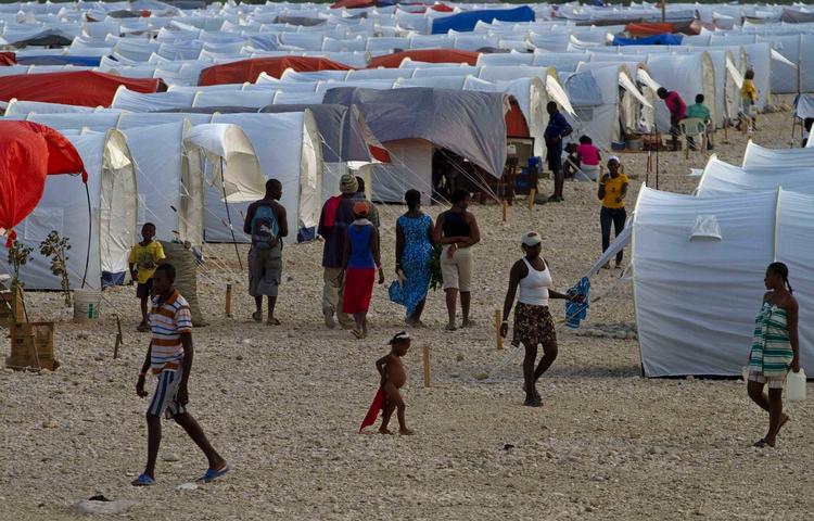 Teltlejre. Hundredtusinder af haitianere må leve i lejre som denne uden for Port au Prince. Men mange af deres hjælpeforsyninger når ikke frem. 