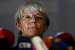 Fratræder. Hamburgs biskop Maria Jepsen bekendtgjorde i dag sin fratræden på et pressemøde. 