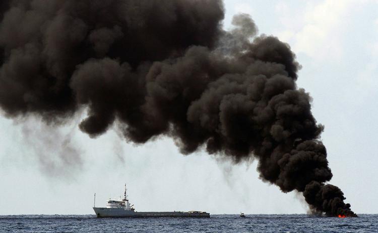 AKTION. Olien bliver antændt i kontrollerede brande nær Louisianas kyst. 