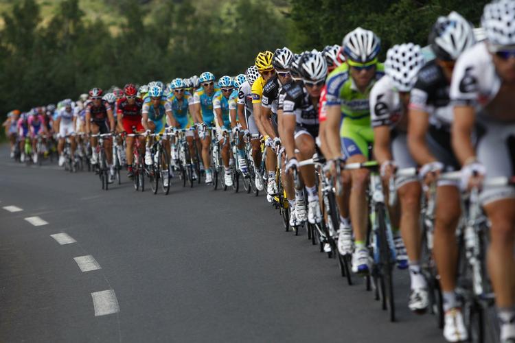 Hjælp. Sprinterholdene skal hjælpe Team Saxo Bank i dag, hvis ikke holdet skal bruge for mange kræfter. Andy Schleck er stadig i gult. 