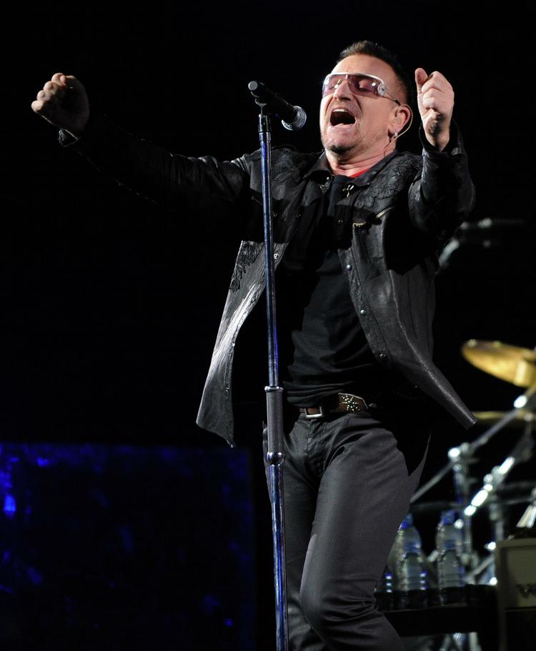 MUSIKSTJERNE. U2's forsanger blev i juni skadet i ryggen, og bandet måtte derfor aflyse en række koncerter. 