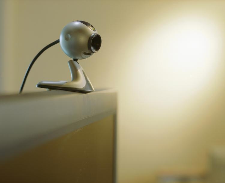 Belurer. En tysk hacker havde installeret spionprogrammer på unge pigers computere, så han fik adgang til deres webkamera. 