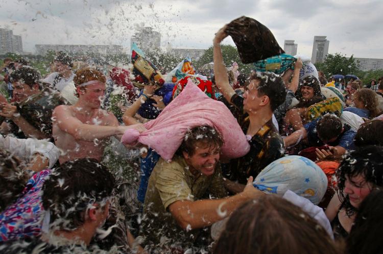 Pudefest. 50 unge blev tilbageholdt af politiet i Minsk , da de kastede sig ud i en kæmpe pudekamp. 