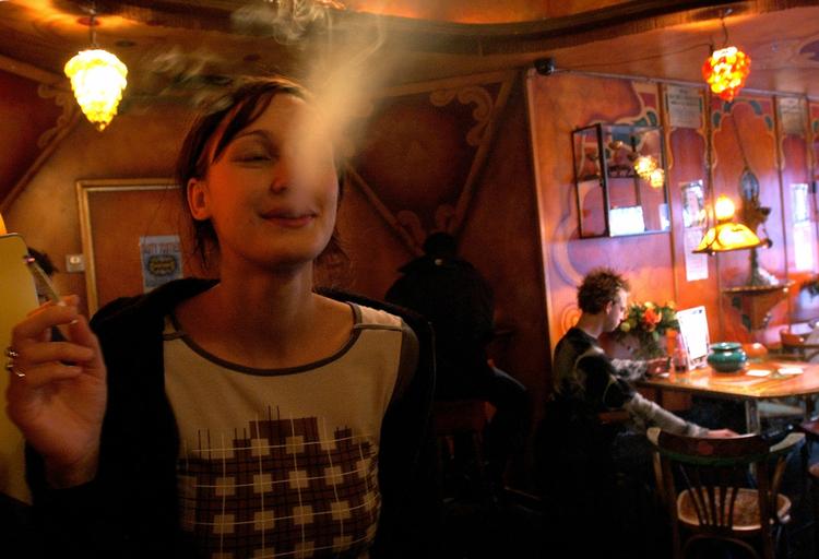 FRIHED. EU-domstolen skal afgøre om det er i strid med regler om forskelsbehandling, at Holland lukker hash-cafeer for udlændinge. Arkivfoto. 