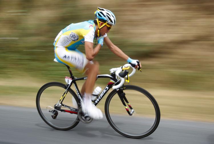 Rolig. Contador har ikke tænkt sig at angribe i dag. Det lader han Schleck om, for spanieren har fuld tiltro til sine evner på enkeltstarten på lørdag. 