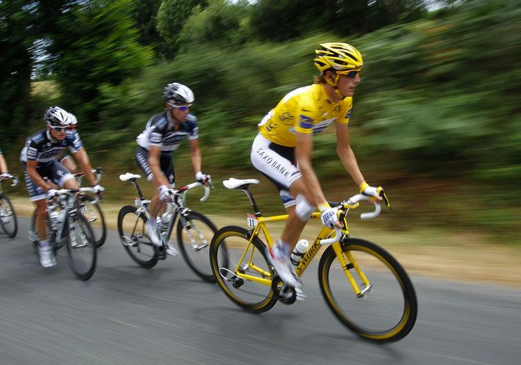 Udbrud. Andy Schleck skal tage sekunder - og helst minutter - på Alberto Contador i Pyrenæerne. Ellers må han formentlig vinke farvel til den gule trøje, når der køres enkeltstart på lørdag. 
