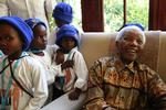 HJÆLPSOM. Nelson Mandela var dagen før sin fødselsdag omgivet af børn. I sidste uge overværede han finalen i VM-fodbold. 