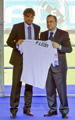 magtfuld. Florentino Perez blander sig for meget i det sportslige, siger den fyrede træner. Her er Perez fanget sammen med Pedro Leon. 