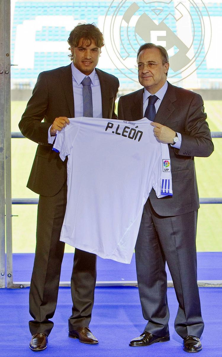 magtfuld. Florentino Perez blander sig for meget i det sportslige, siger den fyrede træner. Her er Perez fanget sammen med Pedro Leon. 