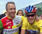 1999. Greg Lemond hilser på Armstrong i det år, hvor Armstrong satte sig tilrette på Tour-tronen. Arkivfoto. 