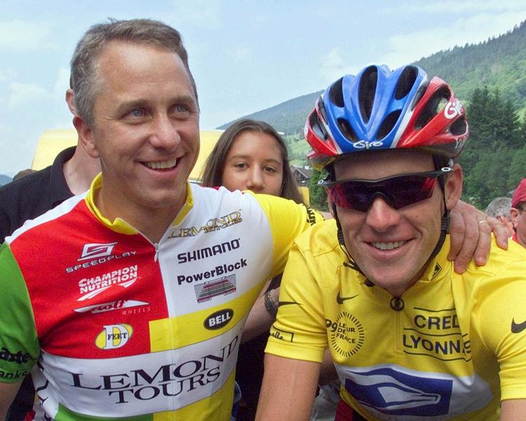1999. Greg Lemond hilser på Armstrong i det år, hvor Armstrong satte sig tilrette på Tour-tronen. Arkivfoto. 