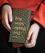 Kryptisk. Som salmedigter er Simon Grotrian en dybt fascinerende nykomling, selvom han nok ikke finder vej til den danske salmebog foreløbigt. 