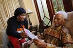 Fødselar. Nelson Mandela sammen med sin yngste datter Zindzi. 