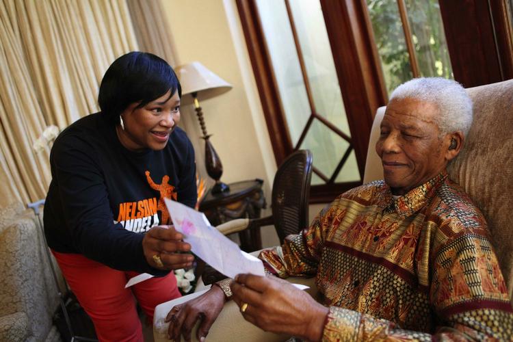 Fødselar. Nelson Mandela sammen med sin yngste datter Zindzi. 