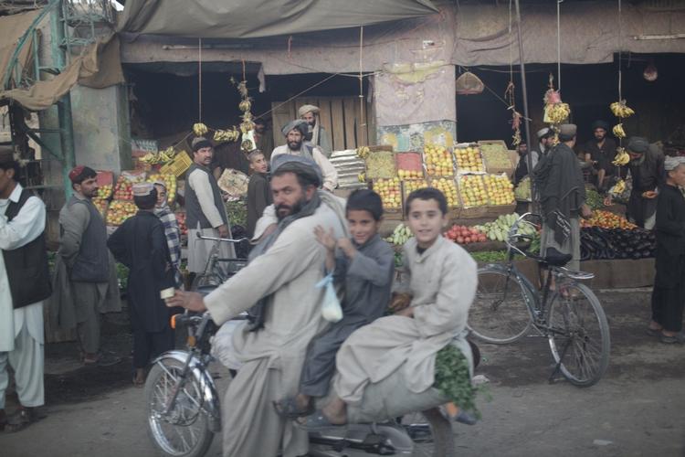 Afghanistan. Gereshk ligger i Helmandprovinsen. Politikens fotograf Miriam Dalsgaard besøgte byen sidste år. 