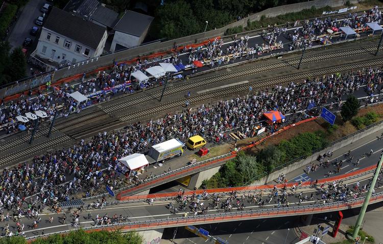 Bilfri. 60 kilometers motorvejsstrækning mellem Duisburg og Dortmund er i dag spærret for biler til fordel for en stor kulturfestival. 