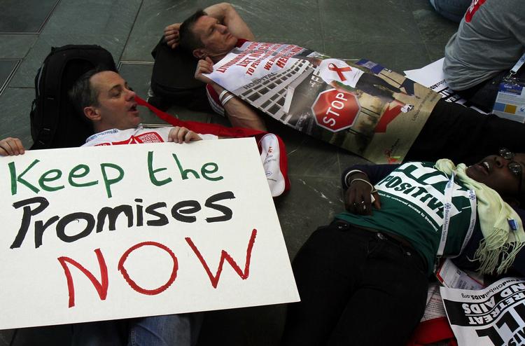 Protest. Demonstranter opfordrede ved åbningen af den internationale aids-konference i Wien myndigheder og politikere til at gøre mere ved bekæmpelsen af aids. 