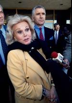 Ombejlet. Zsa Zsa Gabor har været gift hele otte gange. Her ses hun med sin nuværende mand, Frederic von Anhalt. Arkivfoto. 