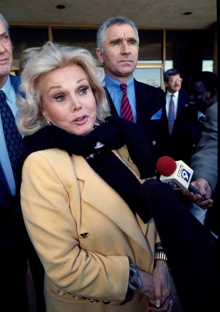 Ombejlet. Zsa Zsa Gabor har været gift hele otte gange. Her ses hun med sin nuværende mand, Frederic von Anhalt. Arkivfoto. 