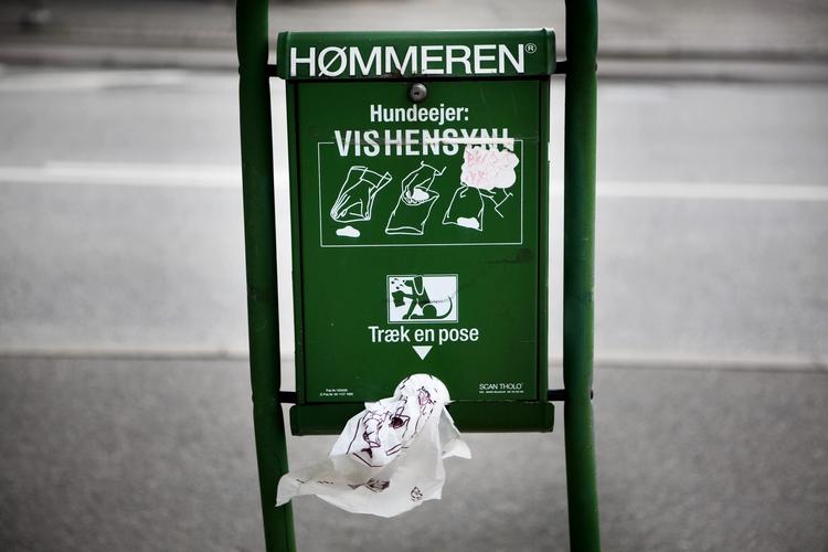 Høm-høm. I Københavns Kommune har nogen tilsyneladende fået øjnene op for at bruge høm høm poser til andet end indsamling af hundelort. 