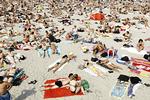 strandliv. Folk vælter ud til stranden som her ved Svanemøllen, og det giver livredderne travlhed. Der har dog kun været få direkte livsfarlige situationer. 