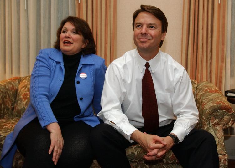 John Edwards ses her med sin kone, Elizabeth, som, efter affæren kom frem, har søgt skilsmisse. 
