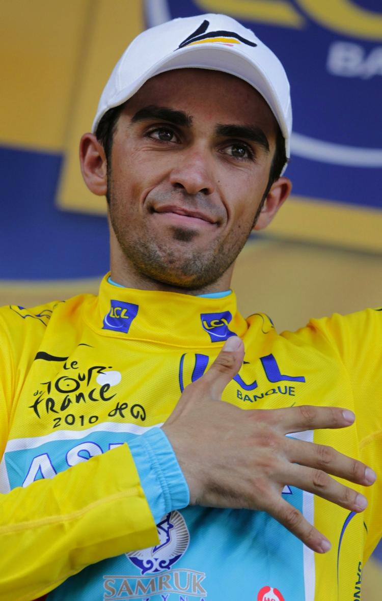 kædereaktion. Jeg så ikke, at Schlecks kæde røg af, siger Alberto Contador, der rykkede fra rivalen og overtog hans gule trøje på dagens etape. 