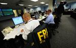 Hemmeligt. FBI er en ud af et dusin andre amerikanske efterretningstjenester. Ingen ved længere hvor mange folk , der i alt er ansat inden for efterretningsvæsenet i USA. 