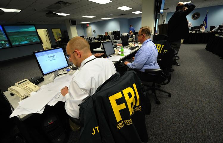 Hemmeligt. FBI er en ud af et dusin andre amerikanske efterretningstjenester. Ingen ved længere hvor mange folk , der i alt er ansat inden for efterretningsvæsenet i USA. 