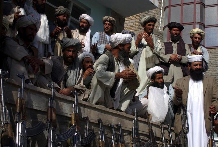 FORHANDLING. Ifølge flere kilder vil USA i fremtiden forsøge at gå i dialog med Taleban. Mændene på billedet er talebanere, der har afleveret deres våben. 