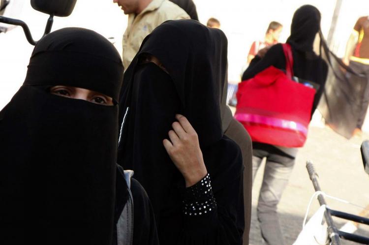 Tildækket. Det er ikke længere tilladt for syriske studerende undervisere at bære niqab, der dækker hele ansigtet undtagen øjnene, mens de er på universitetet. 
