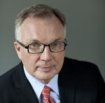dobbeltrolle. Fritz Schur leder Den Liberale Erhvervsklub, der sender penge til Venstre. Han fik sidste år honorarer på 1,4 millioner kroner for bestyrelsearbejde i statslige selskaber. 