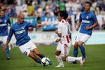 oprykkerdebut. Lyngbys debut i Superligaen endte med et nederlag.  Her er det målscorer Jeppe Brandrup i duel med AaB's Louay Chanko. 
