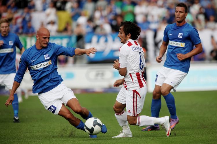 oprykkerdebut. Lyngbys debut i Superligaen endte med et nederlag.  Her er det målscorer Jeppe Brandrup i duel med AaB's Louay Chanko. 