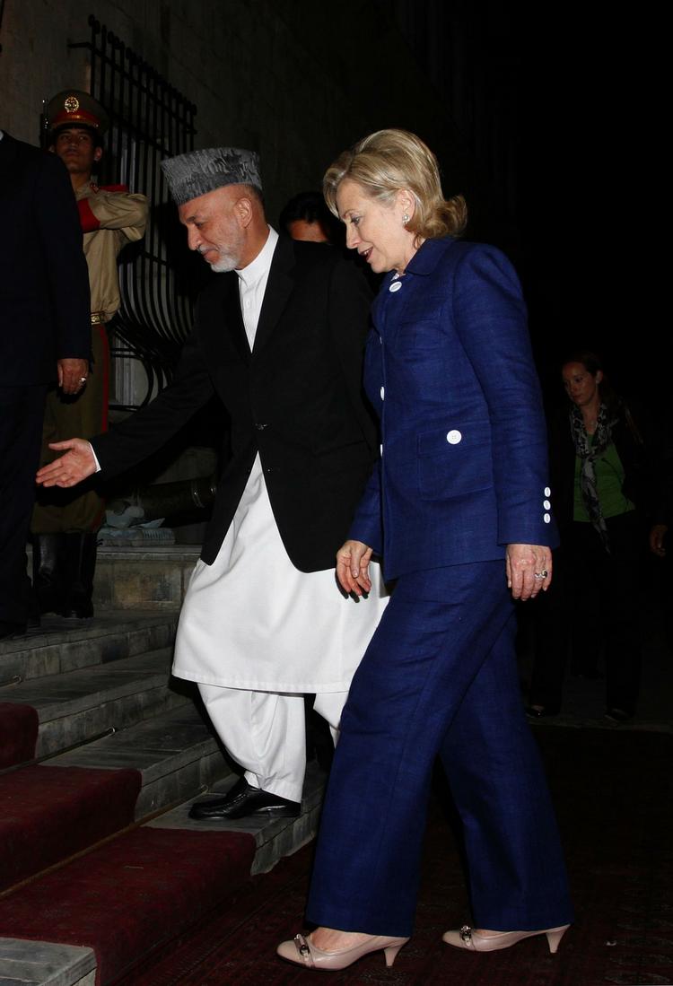 Besøg. Hamid Karzai byder Hillary Clinton velkommen i Kabul i går forud for dagens donorkonference.. 