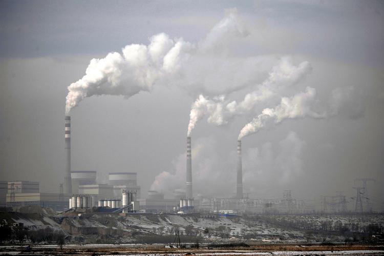 Pladsbytte. Der skal meget energi til mere end en milliard kinesere. Og nu har Kina såmænd også overhalet USA i energiforbrug. Her er det et kulkraftværk i Dadong. 