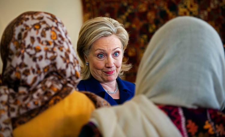 Kvindekamp. Hillary Clinton begyndte dagen med et møde med afghanske kvinder. 