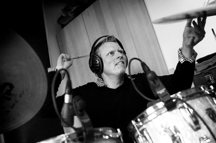 Emil De Waal supplerer trommestikkerne med masser af elektronisk grej på nyt album. Arkivfoto: Jan Grarup 