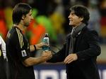 fremtid. Midtbanemanden Sami Khedira får frem til 2012 som ventet Joachim Löw som chef på det tyske landshold. 