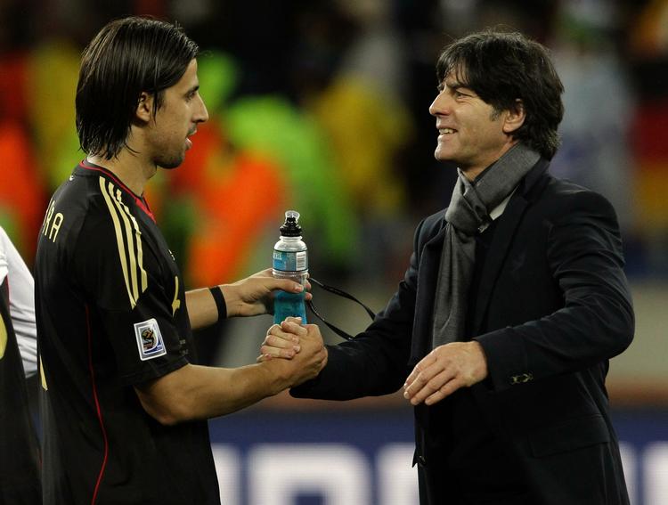 fremtid. Midtbanemanden Sami Khedira får frem til 2012 som ventet Joachim Löw som chef på det tyske landshold. 