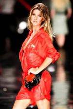 Ikon. Gisele Bündchen er i dagen én af verdens absolutte topmodeller. Her præsenterer hun en kreation fra modehuset Colcci ved en opvisning i Rio de Janeiro. 