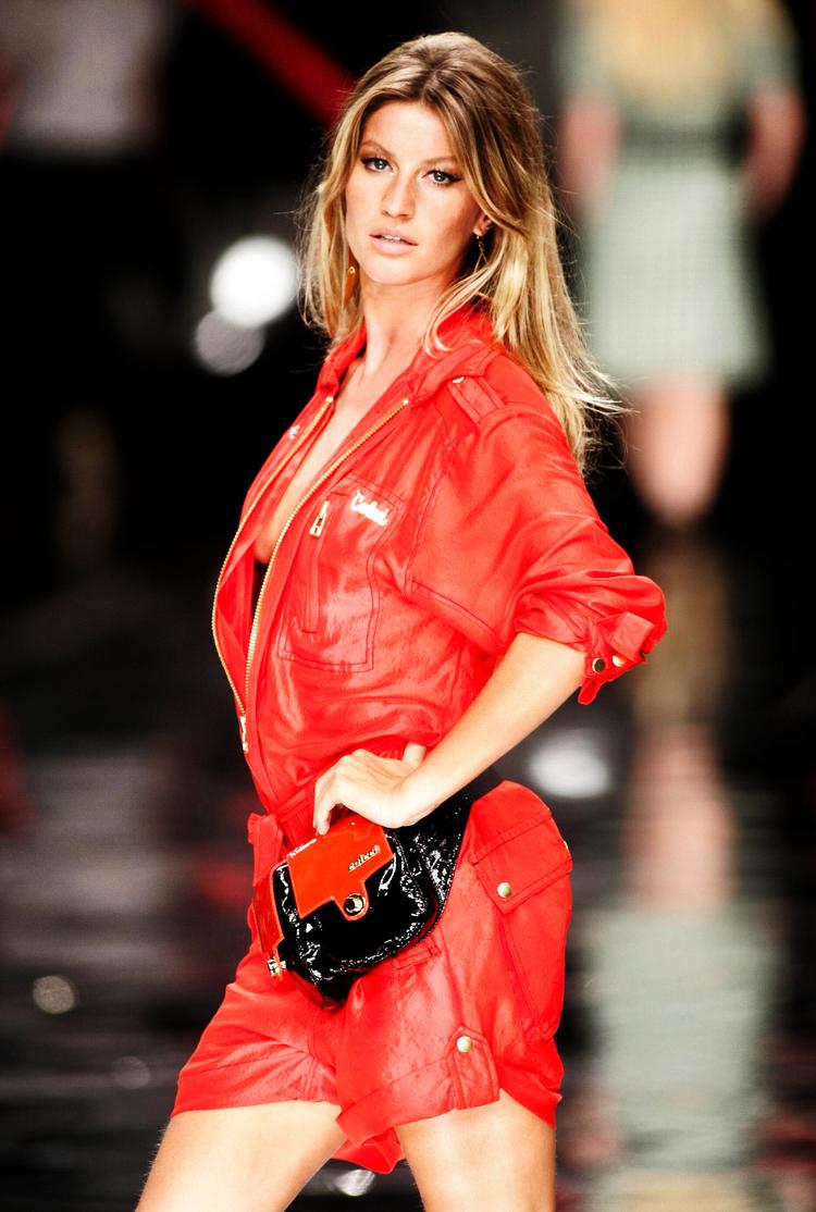 Ikon. Gisele Bündchen er i dagen én af verdens absolutte topmodeller. Her præsenterer hun en kreation fra modehuset Colcci ved en opvisning i Rio de Janeiro. 