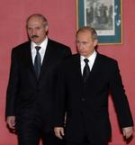 propaganda. Dokumentaren, som blev sendt på Ruslands statsstyrede tv, afslører et skift i magtforholdet mellem Lukasjenko (tv.) og Putin. Arkivfoto: Sergei Chirikov/AP. 