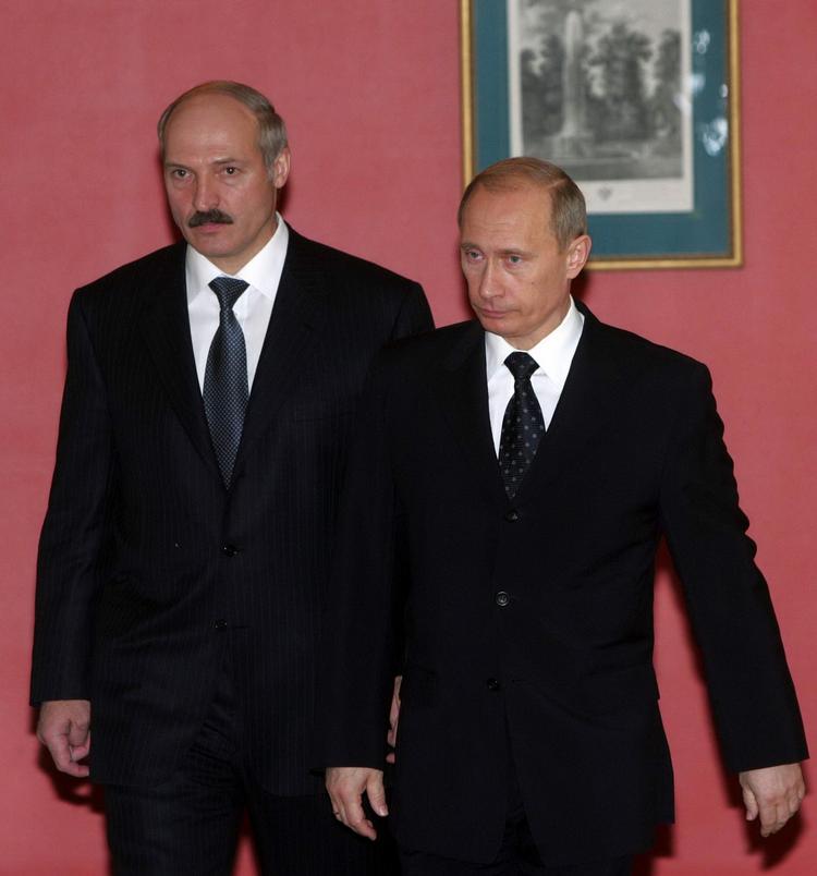 propaganda. Dokumentaren, som blev sendt på Ruslands statsstyrede tv, afslører et skift i magtforholdet mellem Lukasjenko (tv.) og Putin. Arkivfoto: Sergei Chirikov/AP. 