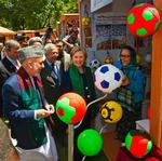 Visit. USA's udenrigsminister, Hillary Clinton, og den afghanske præsident, Hamid Karzai, besøgte en bazar sammen i dag - under stort presse- og sikkerhedsopbud. 